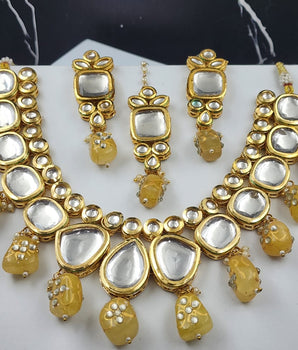 Beautiful and shining kundan nacklace